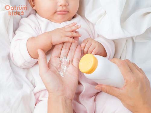 Bé bị rôm sảy có mủ - Dùng phấn rôm khi bé bị rôm sảy gây bít tắc lỗ chân lông