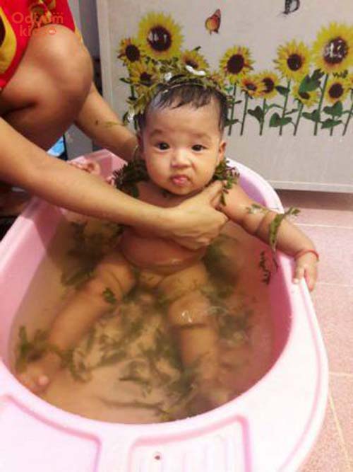 Nên cẩn trọng khi dùng lá tắm, kem bôi trị rôm sảy cho bé