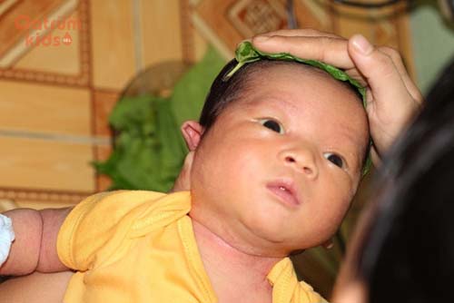 cách trị rôm sảy bằng lá trầu không - Nếu bé bị kích ứng cần ngưng sử dụng lá trầu không