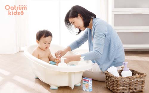 Bột tắm Nhân Hưng có khả năng chống viêm, kháng khuẩn, làm sạch da cho bé