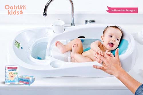Dùng Bột tắm trẻ em Nhân Hưng là phương pháp điều trị rôm sảy cho trẻ được nhiều cha mẹ áp dụng