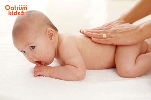Thoa dầu dừa trực tiếp lên da trẻ để trị rôm sảy