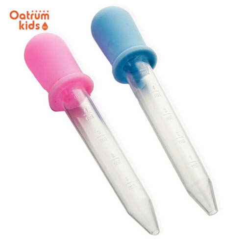  Vệ sinh sạch sẽ dụng cụ uống thuốc cho bé.