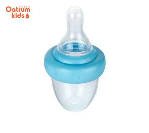  Cho trẻ uống thuốc với bình sữa giả.