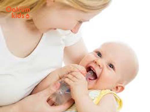  Khi trẻ bị sốt nên cho trẻ uống thật nhiều nước