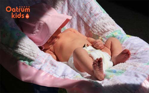  Che mắt, vùng kín của bé khi tắm nắng