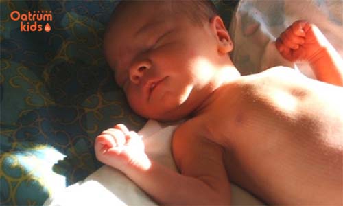  Cho trẻ sơ sinh phơi nắng để chữa vàng da sinh lí