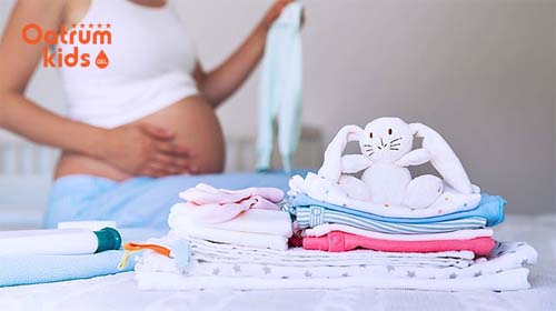 Sắp xếp đồ đi sinh gọn gàng trong giỏ sẵn.