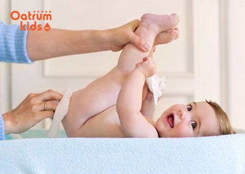  Vệ sinh sạch sẽ cho bé sau khi thay bỉm để tránh hăm tã.