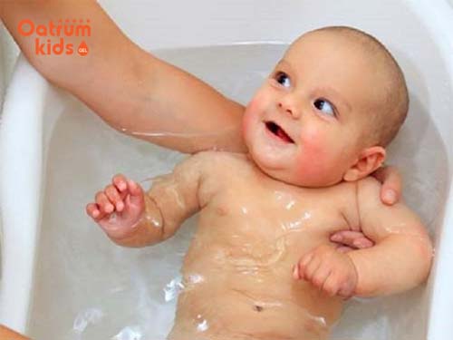 Giữ vệ sinh sạch sẽ cho trẻ là cách giúp hạn chế lây lan mụn nước trên mặt