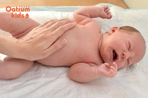 Dấu hiệu khi bé bị sôi bụng