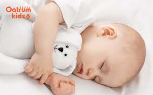 Có rất nhiều nguyên nhân dẫn đến tình trạng trẻ ngủ không sâu giấc vào ban đêm