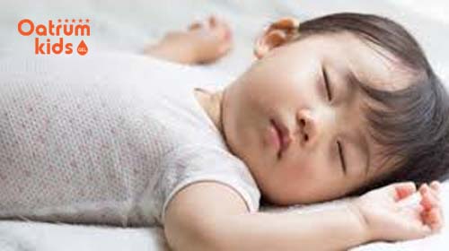 Hãy để trẻ nằm ngủ trong một tư thế thoải mái sẽ có tác dụng khắc phục đáng kể chứng ngủ không sâu giấc của trẻ