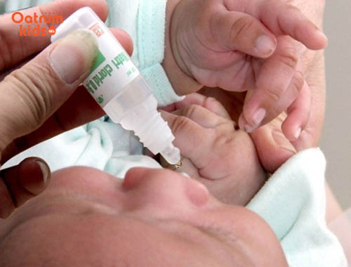 Dùng nước muối pha loãng 0,9% vệ sinh vết trầy xước cho trẻ