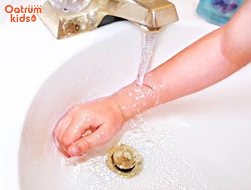 Dửa vết thương trầy xước - Rửa bằng nước sạch giúp giảm nhanh đau đớn, làm trôi đất cát, dị vật