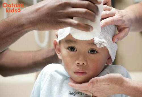 Với những vết xước cấp độ nặng cha mẹ nên đưa trẻ tới bác sĩ để được xử lý kịp thời