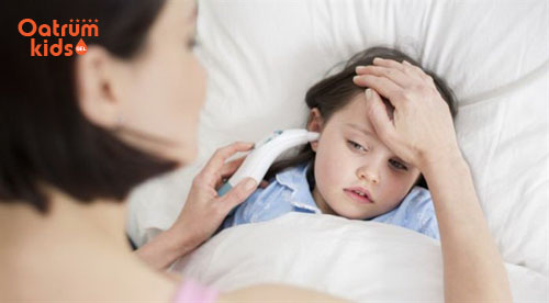 Trẻ li bì, sốt cao cần đưa ngay đến bệnh viện