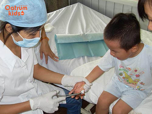 Khi trẻ bị nhiễm trùng nặng cần đưa tới bác sĩ để kịp thời xử lý