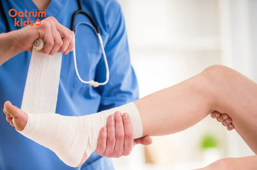 Vết trầy xước bị sưng tấy - Thay băng thường xuyên