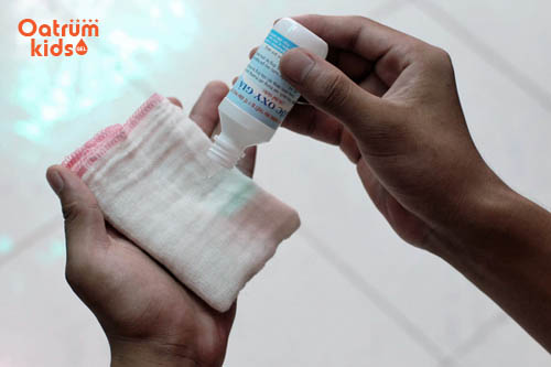 Vết trầy xước bôi thuốc gì - Oxy già, cồn Iot hay thuốc đỏ là những dung dịch rửa vết thương gây nguy hiểm cho trẻ