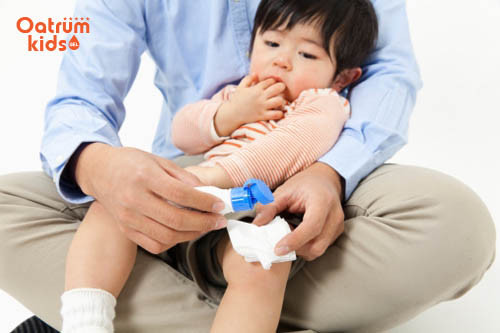 Rửa vết trầy xước bằng nước muối sinh lý là việc quan trọng