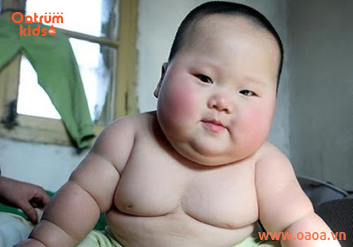 Những trẻ có thân hình mập mạp, bụ bẫm dễ bị hăm cổ tấn công