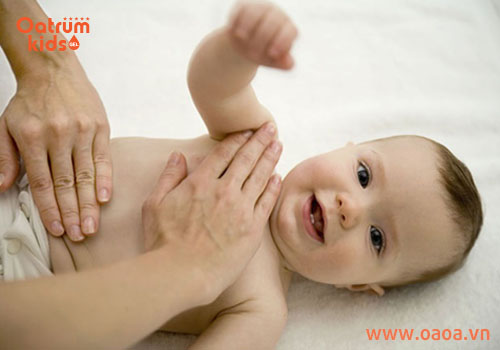 Nên để vùng da quanh cổ của bé được khô thoáng