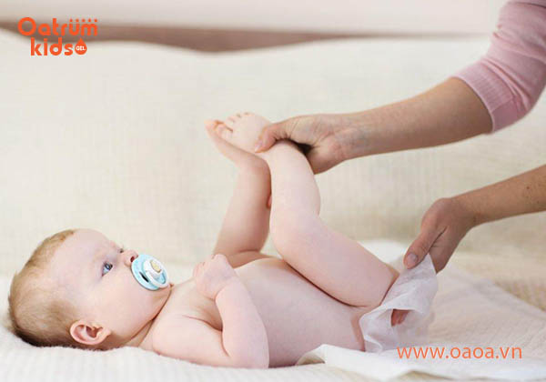 Để vùng mặc tã của trẻ quá bẩn cũng khiến hăm tã “lộng hành”