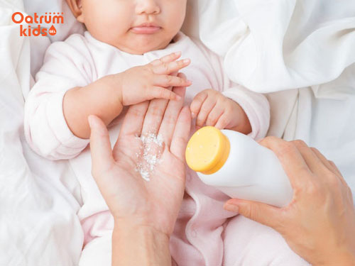 Phấn rôm có thể bám vào các nếp gấp trên da và giữ ẩm khiến vùng da bị hăm lâu khỏi hơn