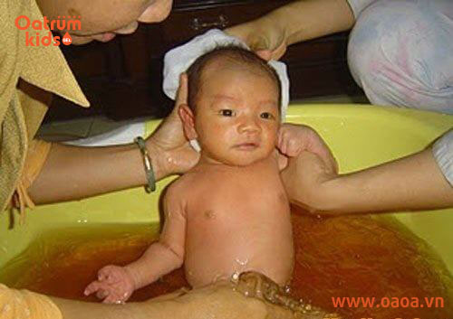 Lá tắm cần được sơ chế sạch sẽ trước khi tắm cho bé