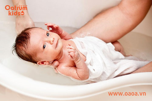 Vệ sinh sạch sẽ vùng da quấn tã là cách đơn giản để trẻ hết hăm