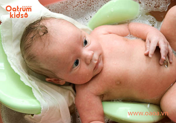Nên ngưng sử dụng sữa tắm khi trẻ đang bị hăm