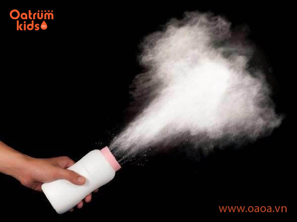 Rất nguy hiểm nếu để trẻ hít phải phấn rôm