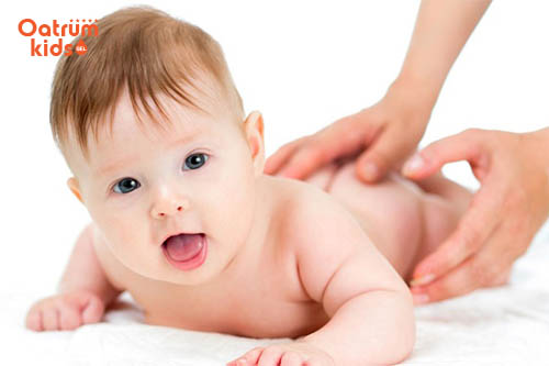 Trẻ bị hăm đít cần được vệ sinh sạch sẽ