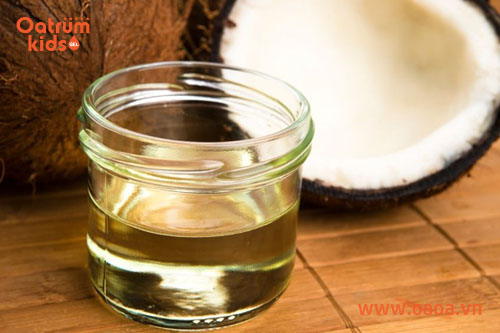  Trị hăm tã bằng dầu dừa - Dầu dừa nguyên chất, có nguồn gốc rõ ràng giúp tăng thêm hiệu quả điều trị hăm cho bé