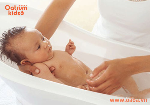 Vấn đề vệ sinh da bé là điều kiện tiên quyết trong điều trị hăm tã