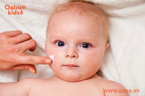 Thoa gel trị muỗi đốt Oatrum Kids sẽ giúp trẻ giảm nhanh cảm giác ngứa, sưng đỏ