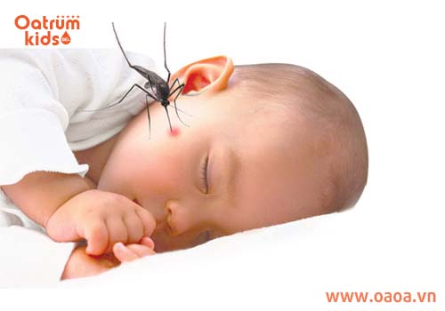Muỗi đốt bé không chỉ gây ngứa mà còn khiến da trẻ sưng đỏ, đau rát