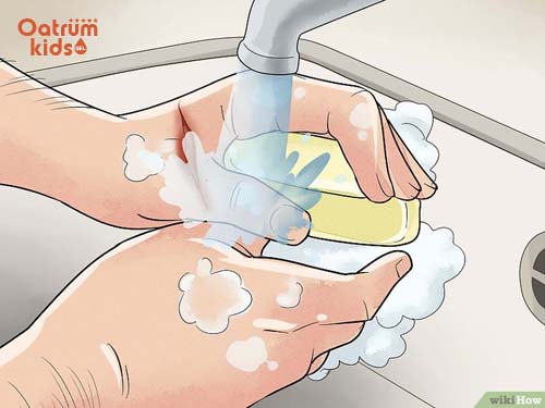 Vệ sinh vùng da bị côn trùng cắn bằng xà phòng diệt khuẩn