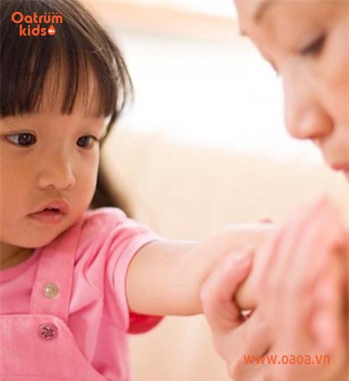 Trẻ bị côn trùng đốt cần được xử lý kịp thời