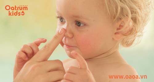 Dùng Oatrum Kids gel thoa lên vùng da bị côn trùng đốt của trẻ mỗi ngày 3 lần