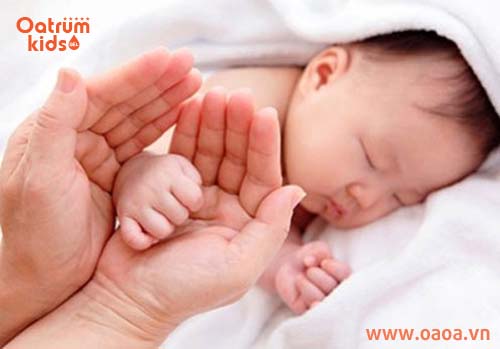 Bé bị côn trùng đốt ngứa chút rồi không sao?