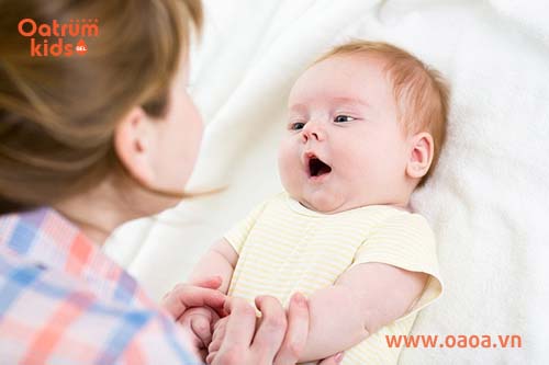 Sau khi làm sạch vùng da bị mụn nhọt, mẹ dùng Oatrum Kids thoa lên vết mụn cho bé