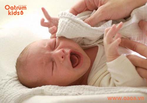 Cổ là vùng da nhiều nếp gấp khiến trẻ dễ dàng bị mụn nhọt tấn công