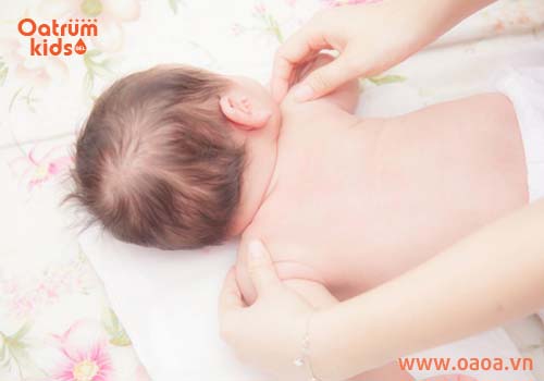 Luôn giữ da trẻ sạch sẽ là cách điều trị và ngăn ngừa mụn lưng hiệu quả