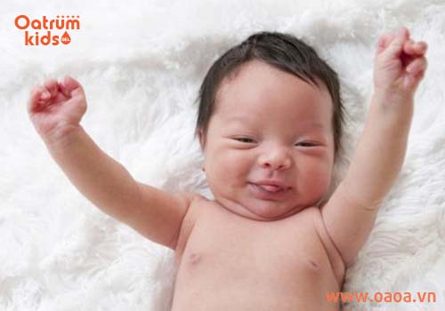 Mụn nhọt ở nách trẻ thường gây đau nhức và khó chịu dai dẳng