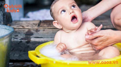 Tuyệt đối không sử dụng sữa tắm, lá tắm khi bé bị mụn nhọt