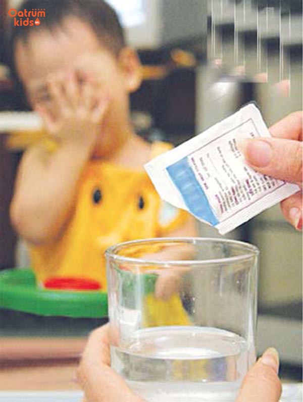 Cần xin ý kiến bác sĩ trước khi cho trẻ uống thuốc trị mụn nhọt