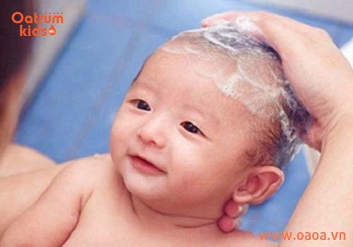 Không dùng sữa tắm, dầu gội khi trẻ bị nổi mụn trên đầu