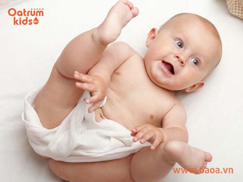 Tránh mặc quần áo bó sát khi trẻ bị mọc mụn ở mông